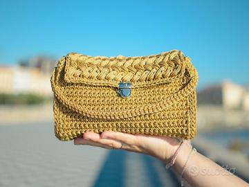 Borsa a spalla oro  con chiusura uncinetto