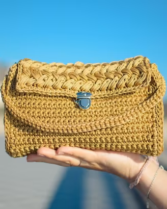 Borsa a spalla oro  con chiusura uncinetto