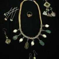 Set collana, orecchini, anello, mollette capelli 