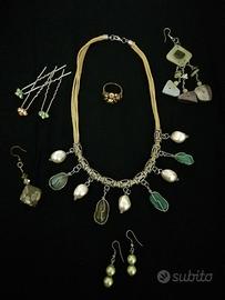 Set collana, orecchini, anello, mollette capelli 