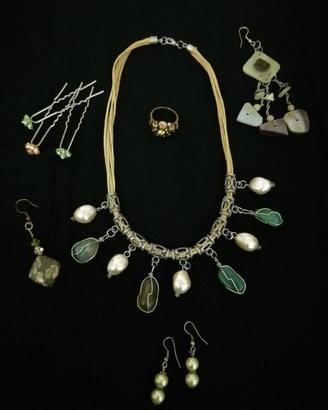 Set collana, orecchini, anello, mollette capelli 