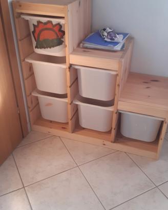 Cassettiera Ikea.