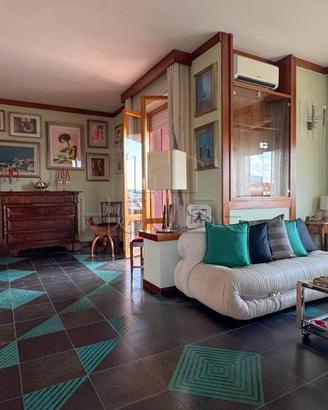 Appartamento di 180 m² con 4 locali e box auto a C