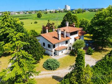 Immersa nella natura: villa indipendente con am...