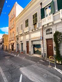 Ampio locale commerciale con destinazione mista