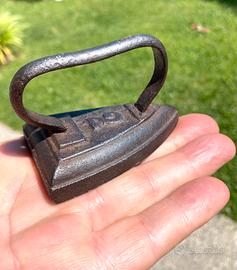 Mini Ferro Da Stiro antico Per Polsi E Colletti