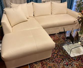 Divano 5 posti in ecopelle con Pouf contenitore