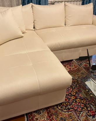 Divano 5 posti in ecopelle con Pouf contenitore