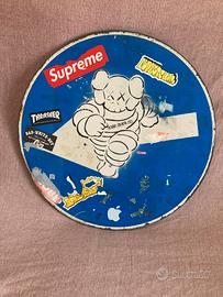 Insegna stradale street art