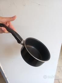 Pentolino nero manico in plastica 15cm