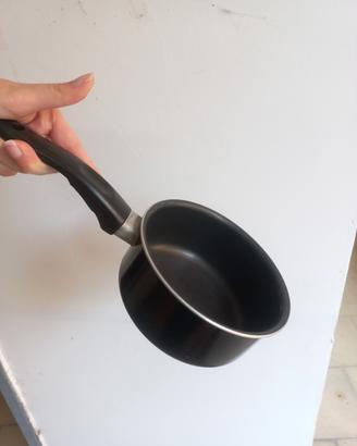 Pentolino nero manico in plastica 15cm