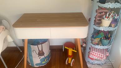 Scrivania con due cassetti in legno