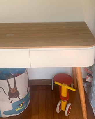 Scrivania con due cassetti in legno