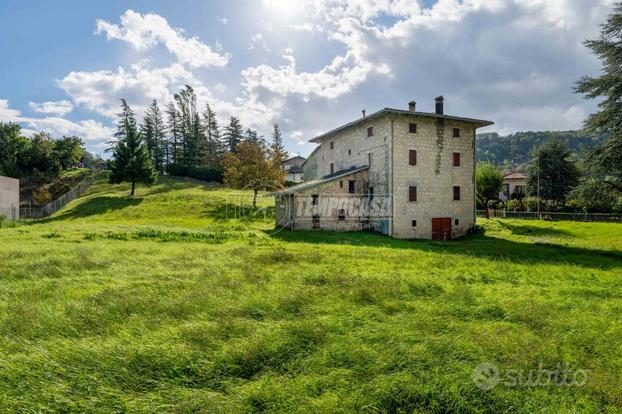 CASA INDIPENDENTE CON AMPIO GIARDINO A ZOCCA