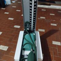 Misuratore di pressione e stetoscopio nuovi.