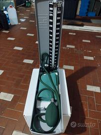 Misuratore di pressione e stetoscopio nuovi.