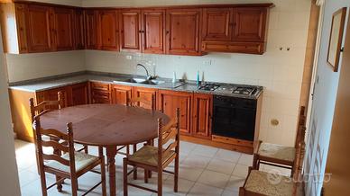 cucina in legno e marmo
