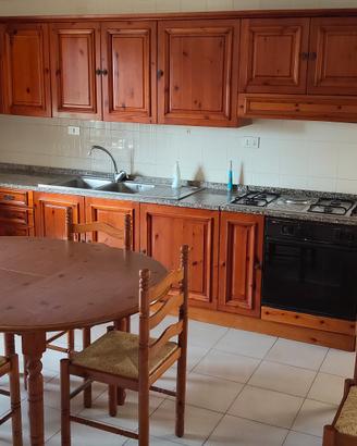 cucina in legno e marmo