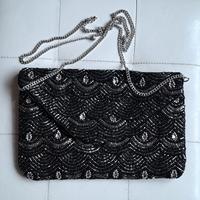 pochette nera ricamata con perline argento e nere