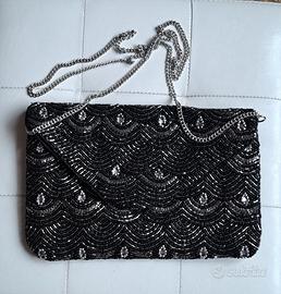 pochette nera ricamata con perline argento e nere
