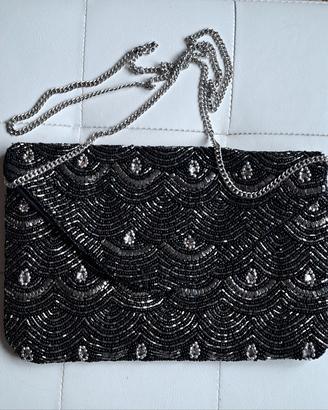 pochette nera ricamata con perline argento e nere
