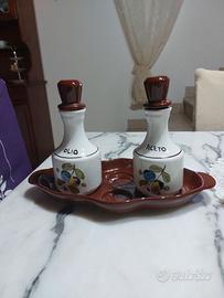 Set con vassoio e bottiglie per olio e aceto
