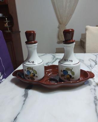 Set con vassoio e bottiglie per olio e aceto