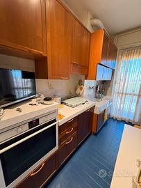 Cucina in ciliegio con elettrodomestici