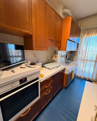 Cucina in ciliegio con elettrodomestici