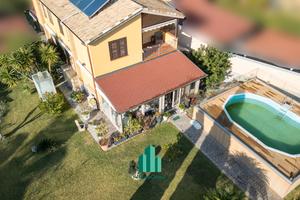 Esclusiva villa con piscina privata e terreno