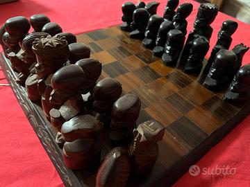 Scacchi e scacchiera legno africano