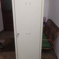 armadietto di metallo