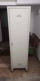 armadietto di metallo