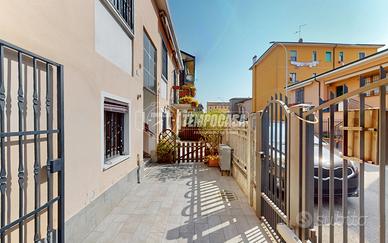 CASA INDIPENDENTE SU DUE LIVELLI CON TAVERNA E GIA