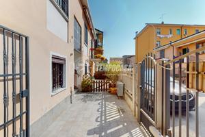 CASA INDIPENDENTE SU DUE LIVELLI CON TAVERNA E GIA