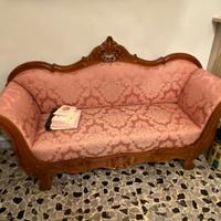 Salotto con divano a barchetta stile Luigi Filippo