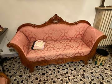 Salotto con divano a barchetta stile Luigi Filippo