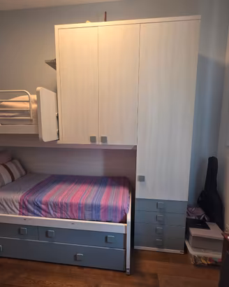 Cameretta con due letti armadio e terzo letto