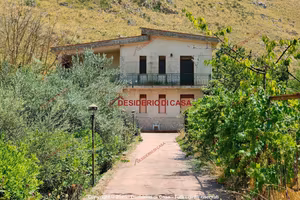 Casa, Santa Cristina Gela.