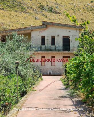 Casa, Santa Cristina Gela.
