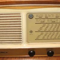 è una radio d epoca 
