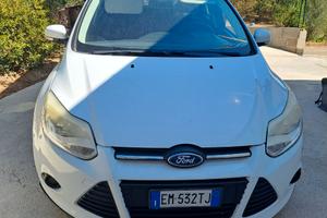 Ford Focus 1.6 TDCi  con consumo liquido radiatore