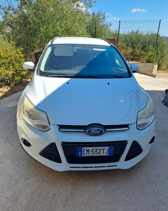 Ford Focus 1.6 TDCi  con consumo liquido radiatore