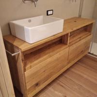 bagno in legno vecchio sospeso con 2 cassettoni