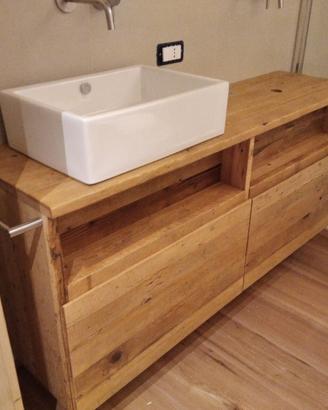 bagno in legno vecchio sospeso con 2 cassettoni