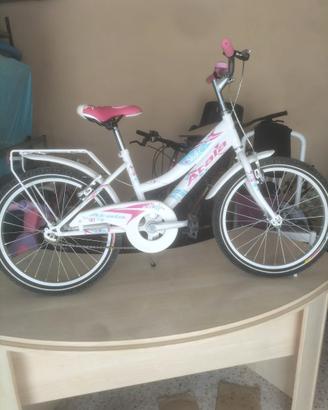 ATALA SKATE GIRL