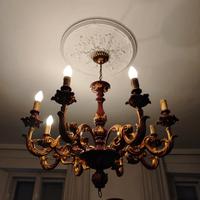 Lampadario in legno dorato vintage a 8 braccia