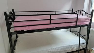 letto a castello con un materasso