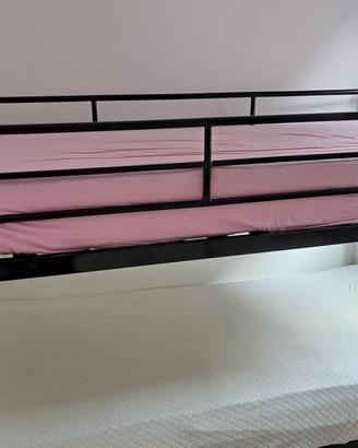 letto a castello con un materasso