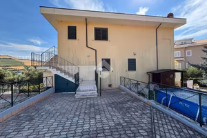 CASA SEMINDIPENDENTE A PINETO